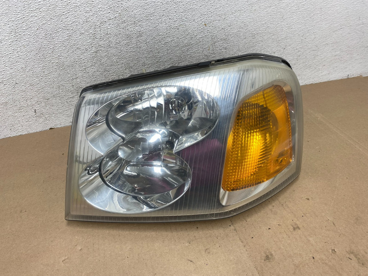 2002 to 2009 Gmc Envoy Left Driver Lh Side Headlight Halogen AG4535 DW0