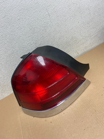 1998-2003 Ford Crown Victoria Left Driver Lh Side Tail Light Oem P9094 DW2
