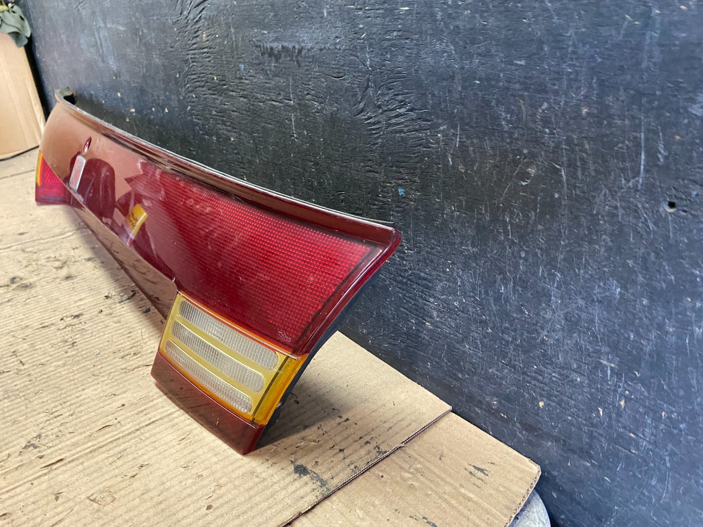 1997-2000 Saturn SC1 SC2 Coupe Center Trunk Finish Tail Light Q0372 DG1