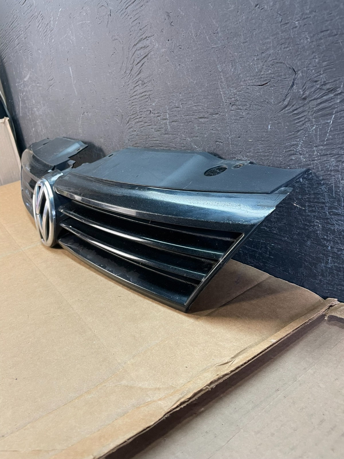 2011 to 2014 Volkswagen Jetta Sedan Front Upper Grille Grill AE0835 DG1