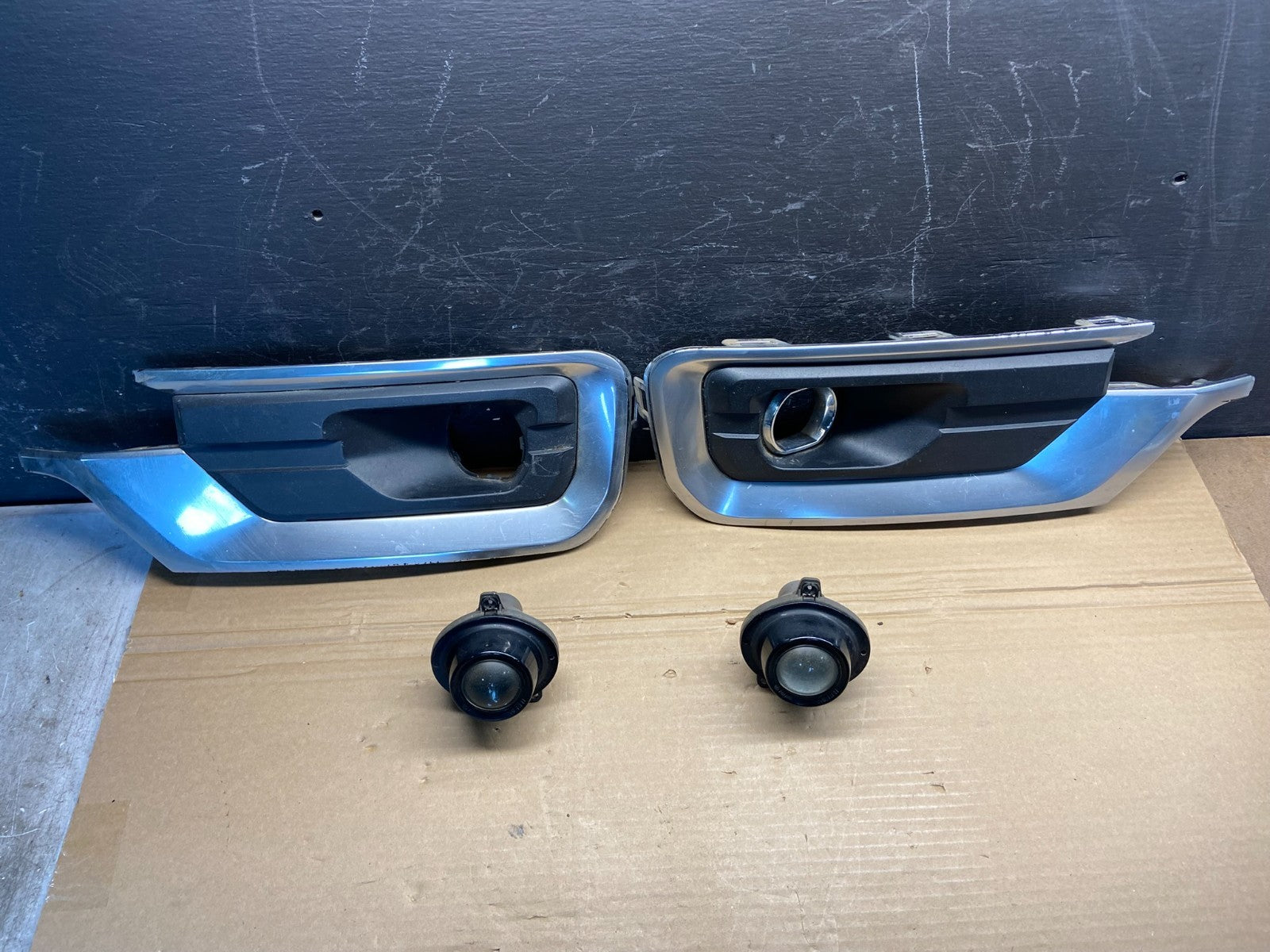 2013 to 2016 GMC Acadia Right+Left Fog Light Bezel Trim AE4590 DG0
