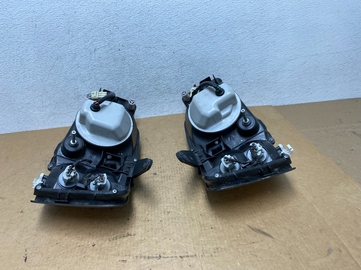 2001 to 2004 Subaru Legacy Outback Left+Right Headlights DEPO AE4825 DW11