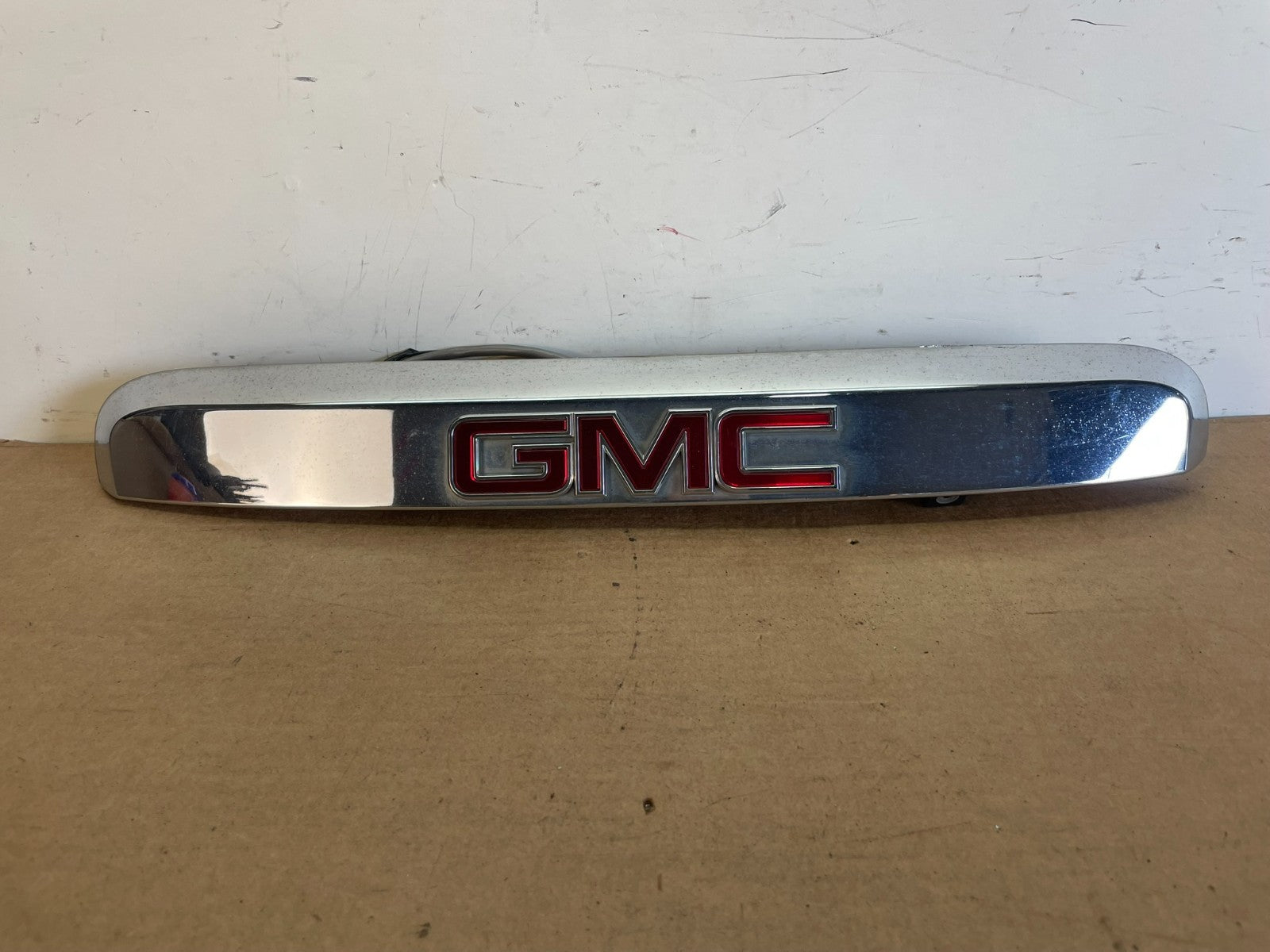2007-2012 GMC Acadia Chrome Tailgate Rear Finish Molding Back W/Camera AF8822 DG0