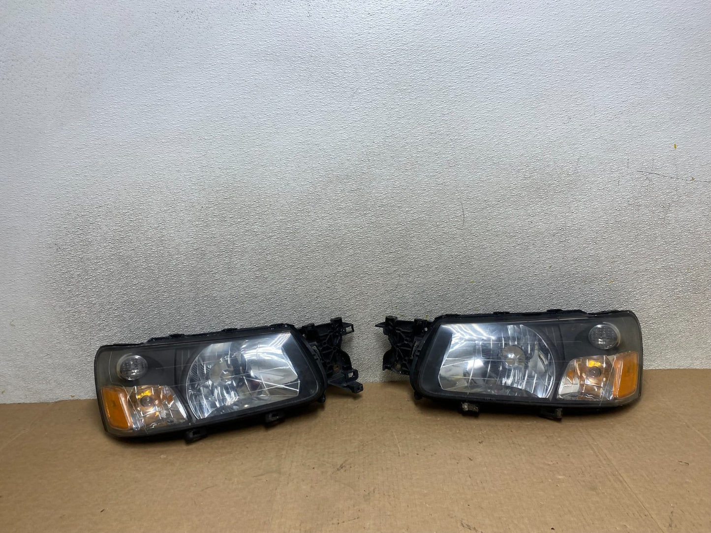2003 2004 Subaru Forester Left+Right Headlights Halogen W8478 DW0