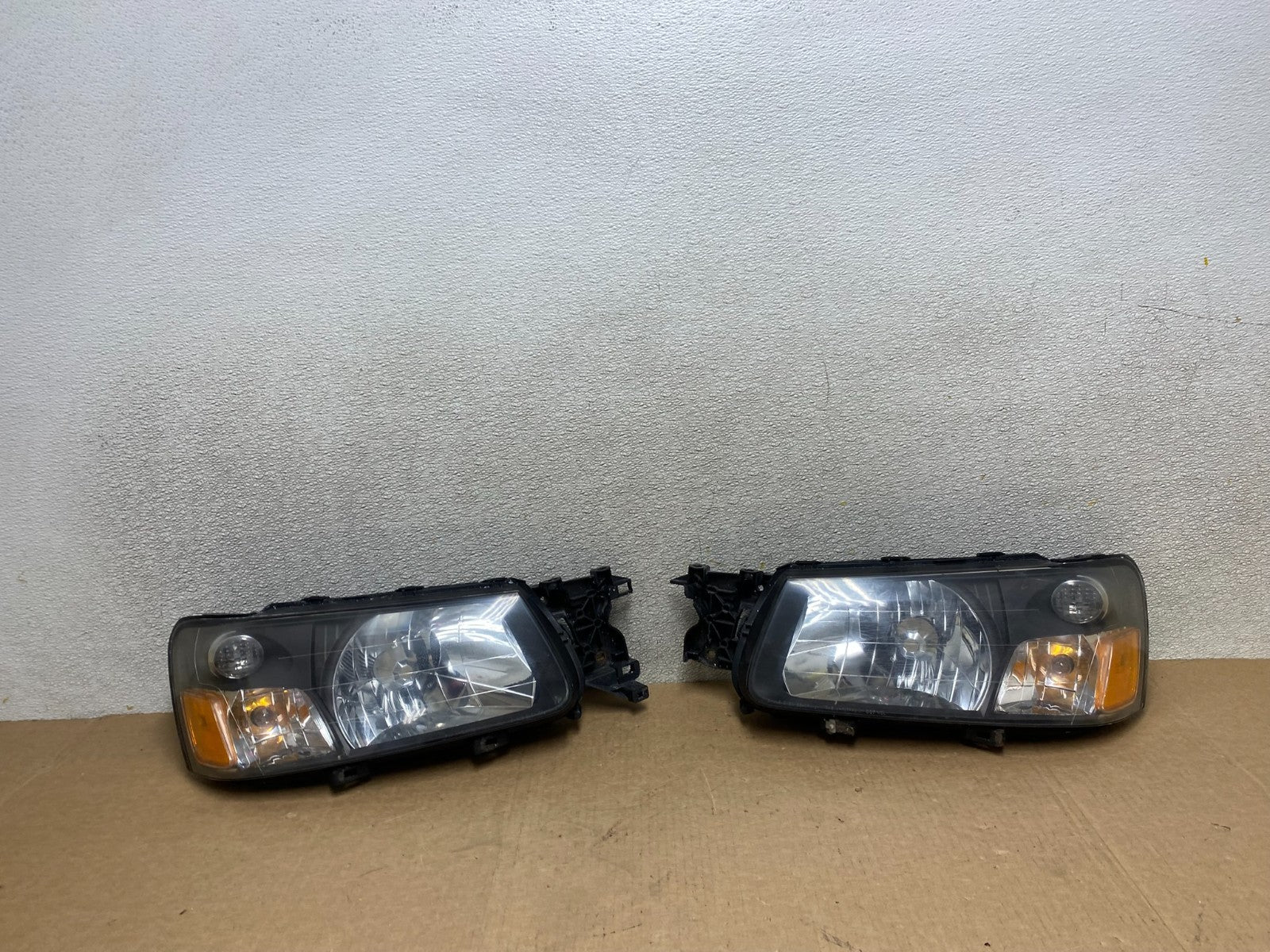 2003 2004 Subaru Forester Left+Right Headlights Halogen W8478 DW0