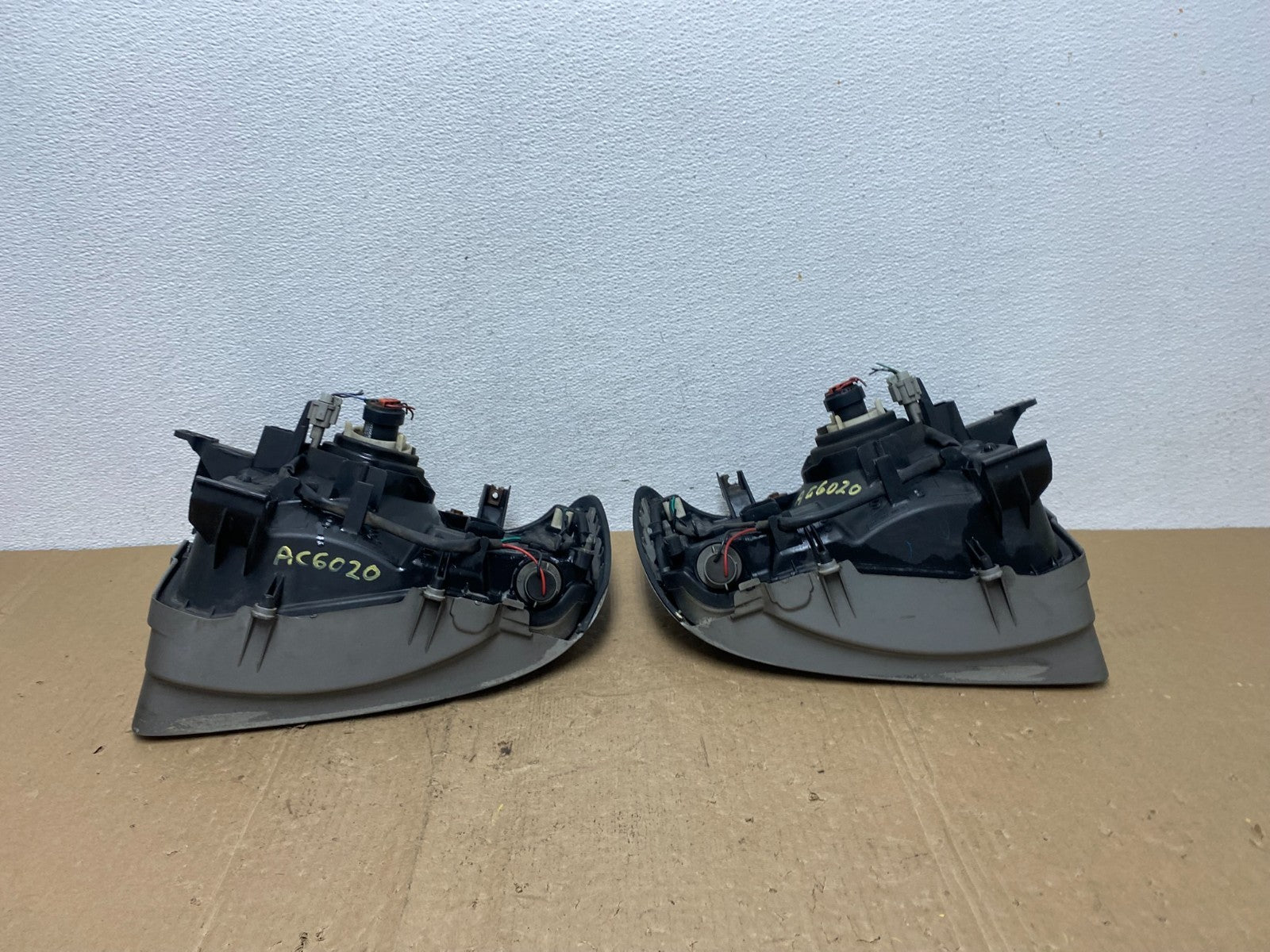 2002 2003 2004 Nissan Xterra Left+Right Side Headlights AC6020 DW9