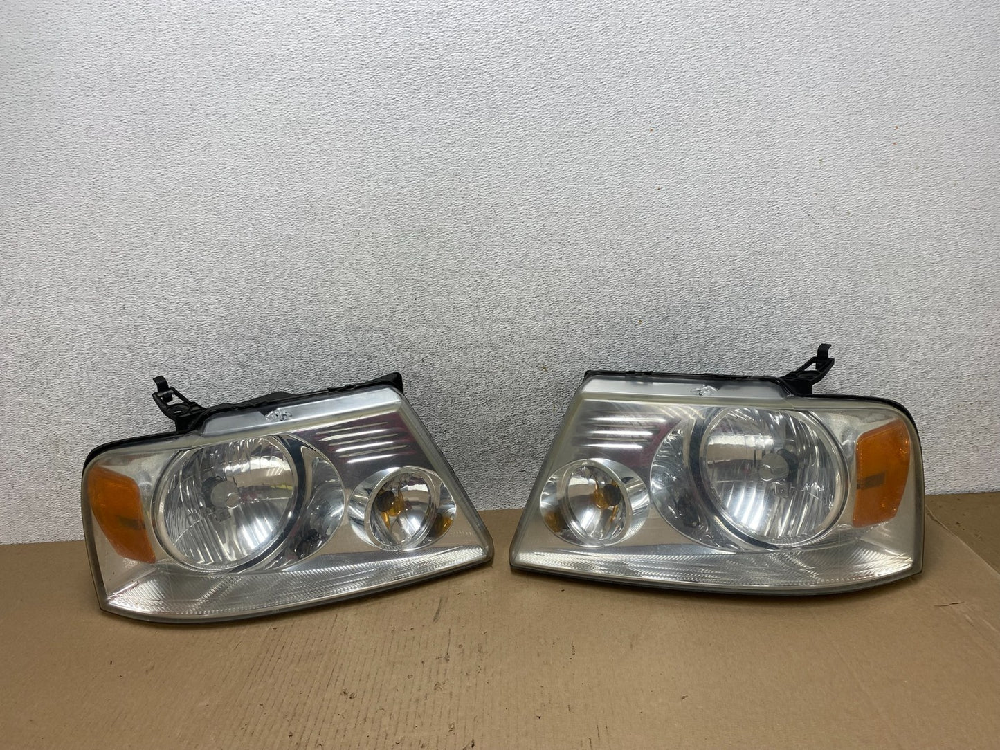 2004 to 2008 Ford F-150 F150 Left+Right Halogen Headlights AE7222 DW0