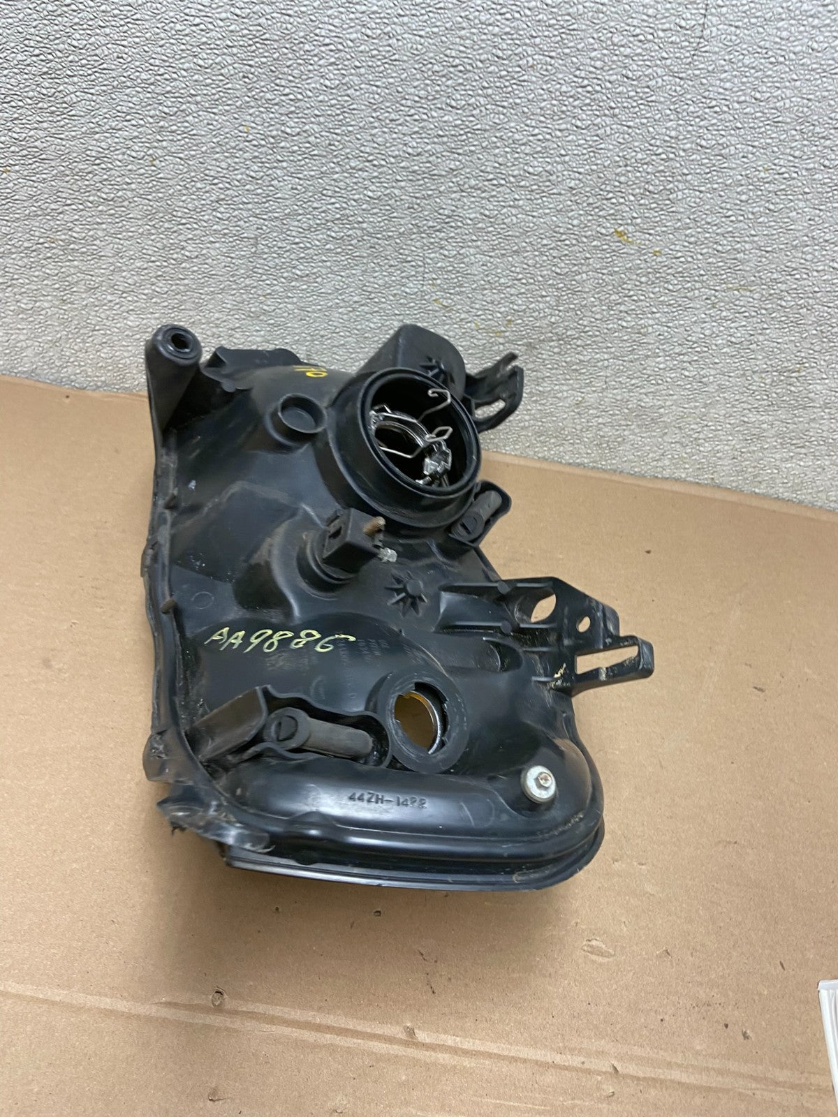 2005 - 2006 Mazda Tribute Right Passenger Rh Headlight Oem AA9886 DW6