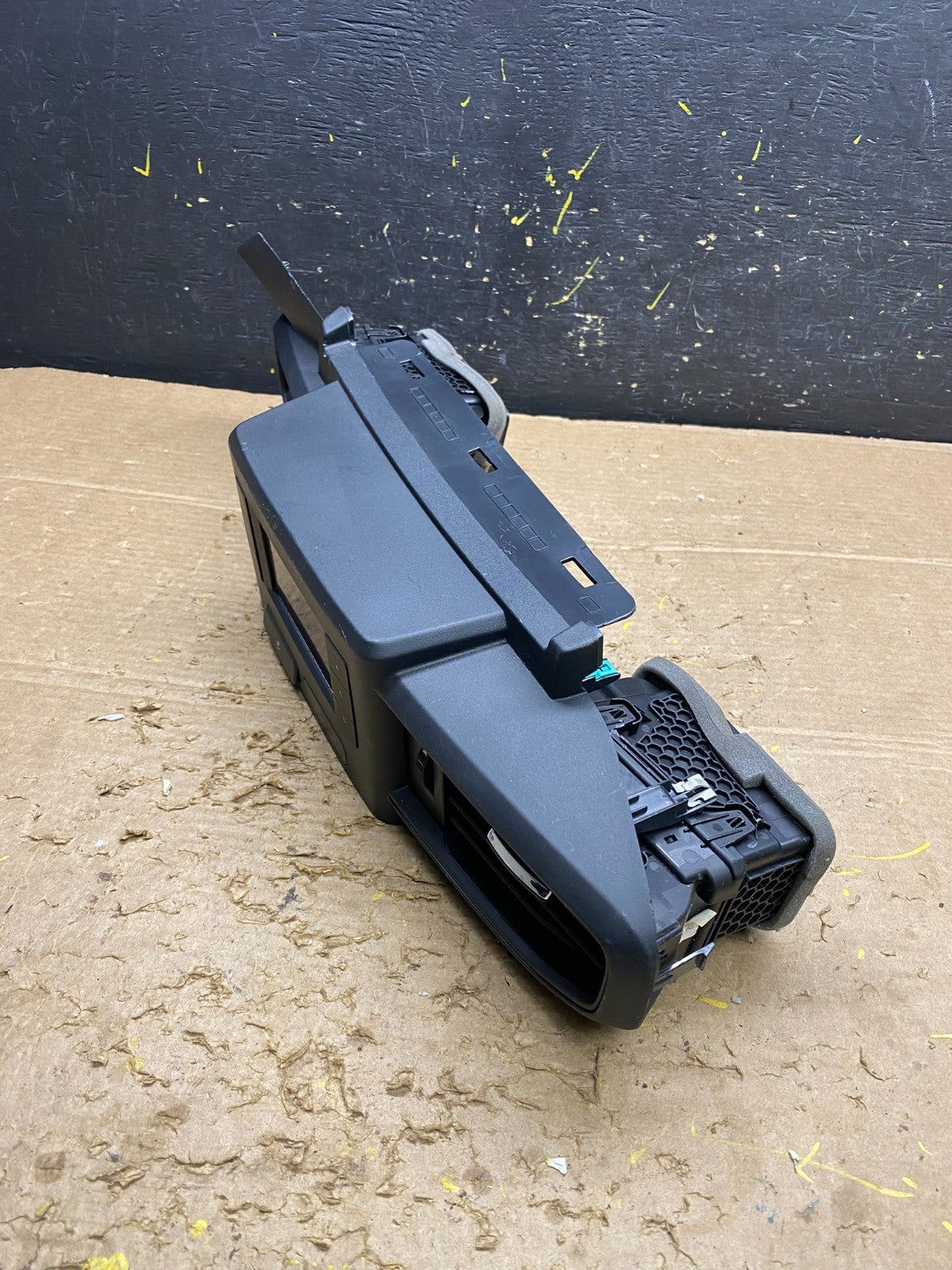 2020 to 2023 Ford  Explorer Console Radio Display Screen Air Vents Oem X1492 DG2
