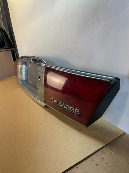 2000 to 2005 Buick Lesabre Trunk Rear Center Tail Light Panel AG7541 DG1