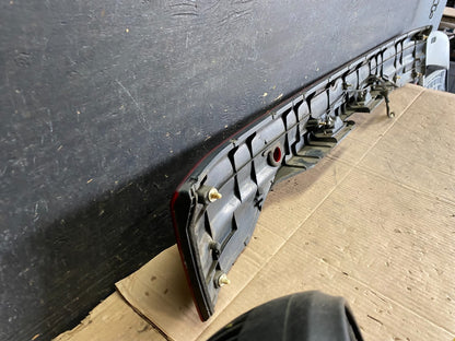 1997-2000 Mitsubishi Montero Sport Tailgate Center Tail Light Panel r7846 DG9