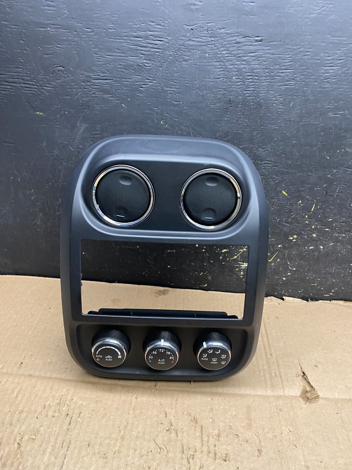 2011 to 2017 Jeep Compass Dash Climate Temperature Control Radio Bezel Y5393 DG0