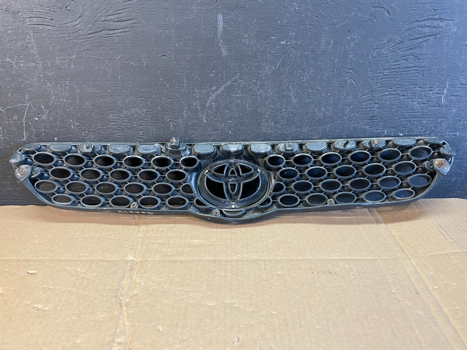 2003 to 2004 Toyota Matrix Front Upper Grill Grille ac5458 DG3