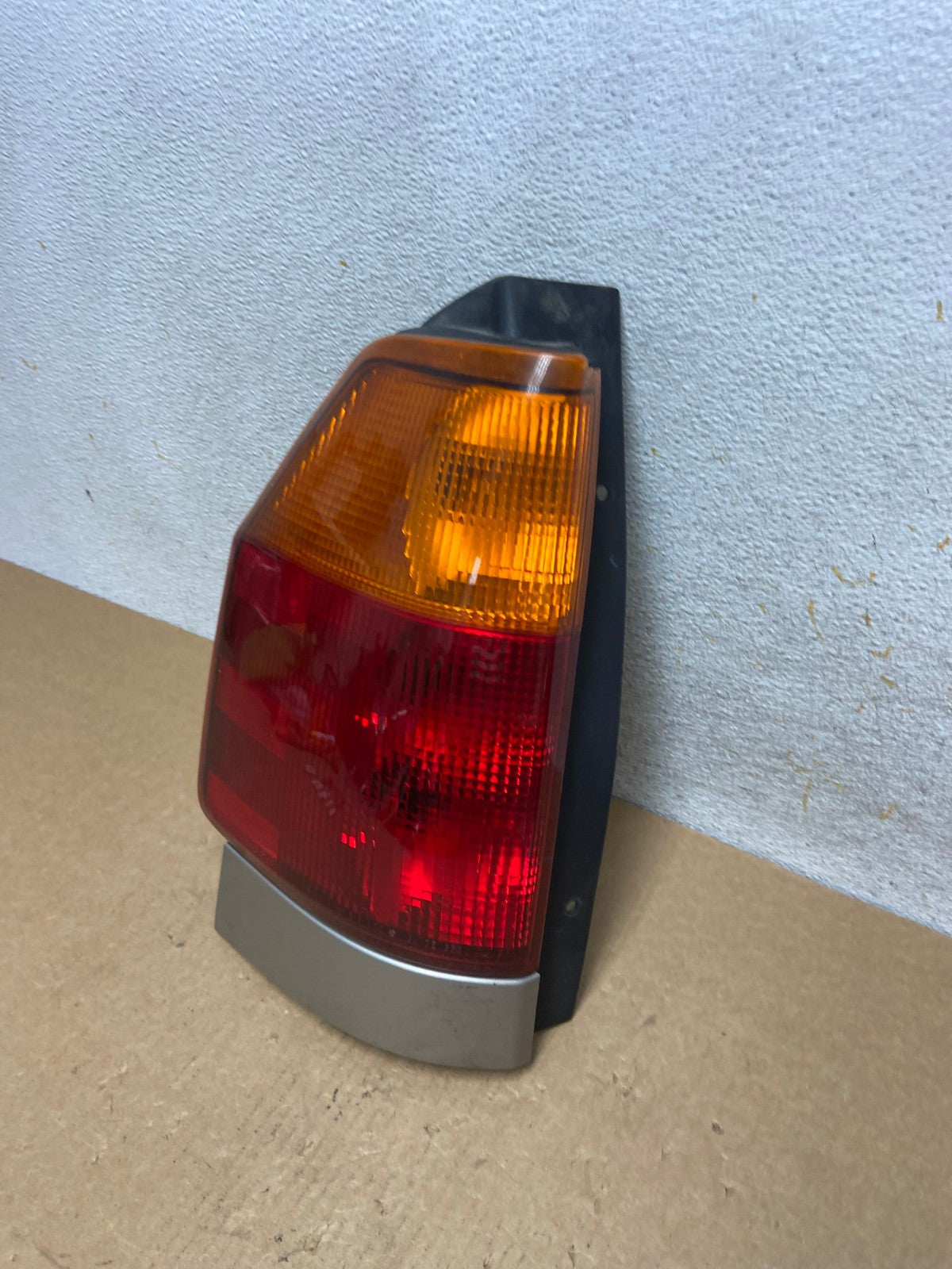 2002 to 2009 Gmc Envoy Left Driver Lh Side Tail Light AI3288 LK1