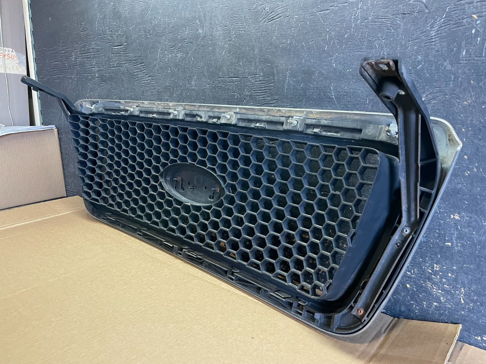 2004 to 2008 Ford F150 F-150 Front Upper Grill Grille AB2942 DG7