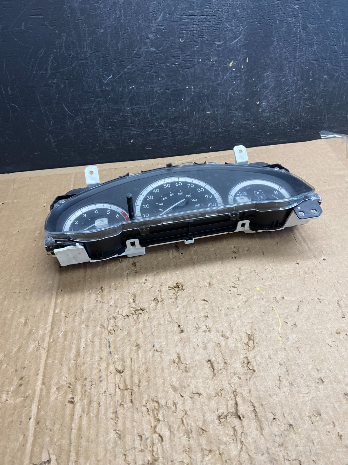 2004 2005 Toyota Sienna Speedometer Cluster Gauge AD6924 DG4