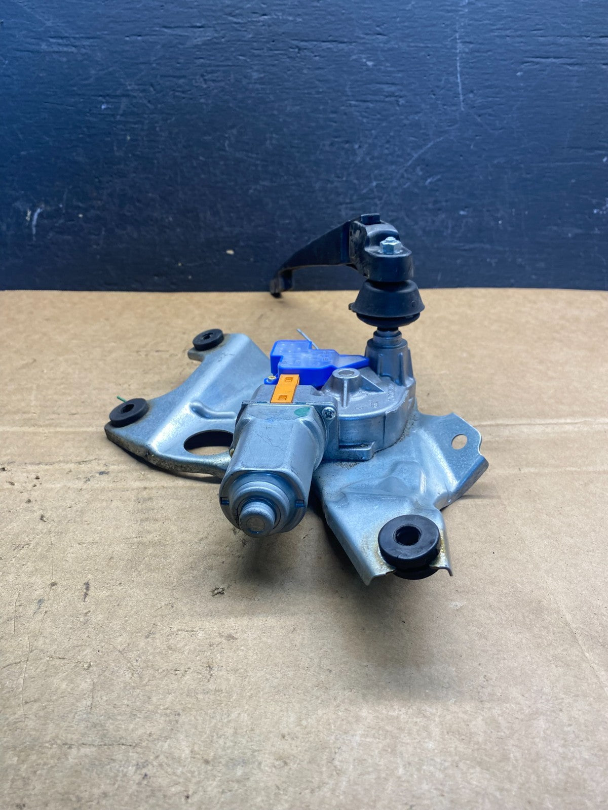 2010 to 2014 Subaru Outback Rear Windshield Wiper Motor AD74194