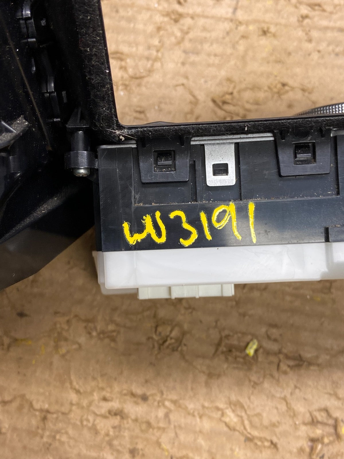 2008 - 2012 Infiniti G35 EX35 Radio Player Screen Panel Bezel W3191 DG6