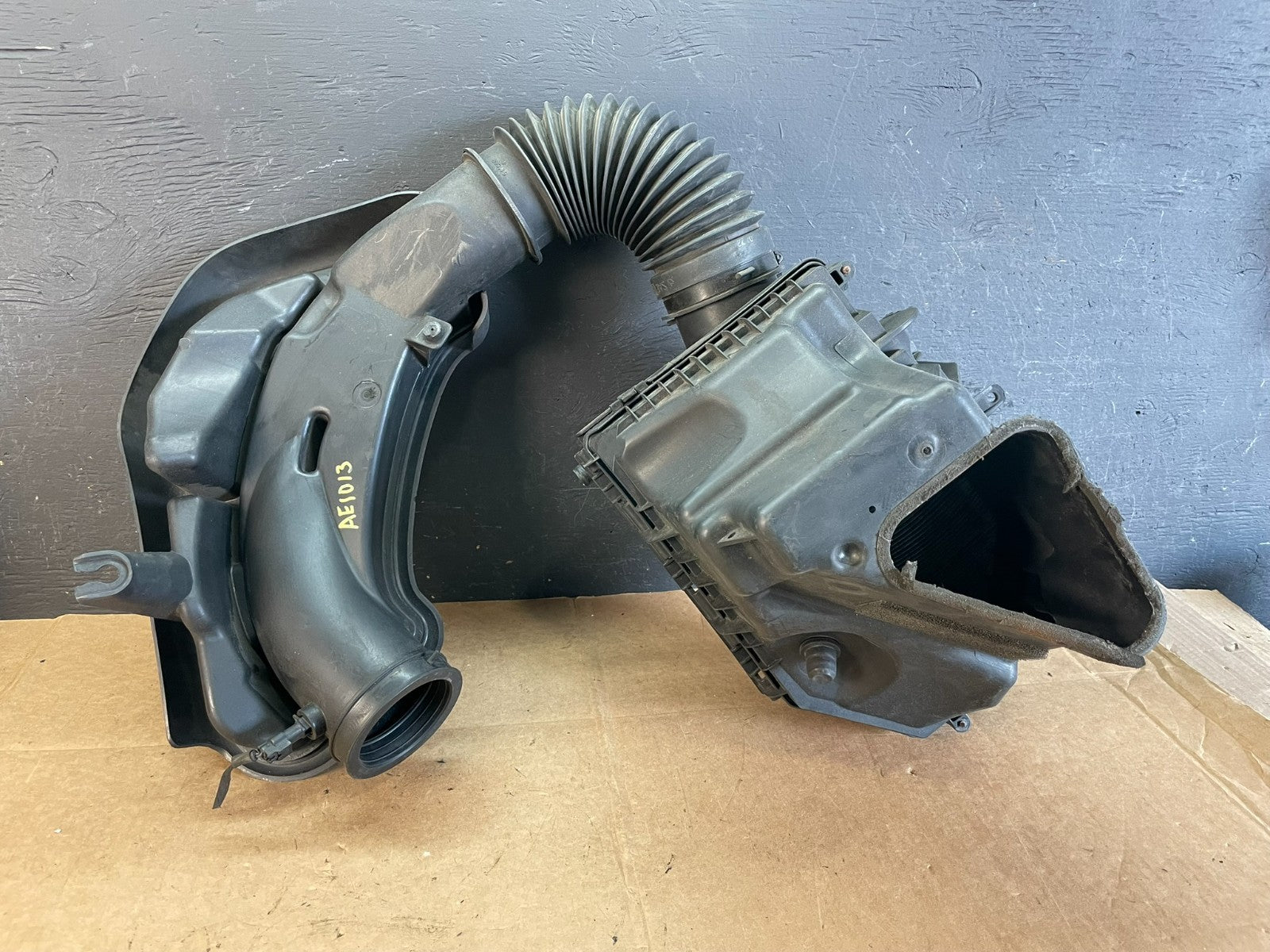 2011 to 2018 Chrysler 300 3.6L Air Intake Duct Tube Cleaner AE1013 DG4