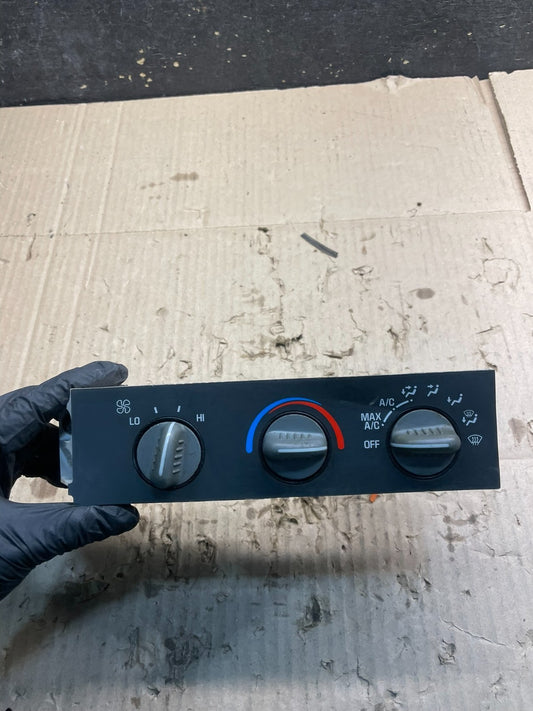 2001 - 2007 GMC Chevrolet Express 1500 Climate Control A/C 15130959 X9997 DG0