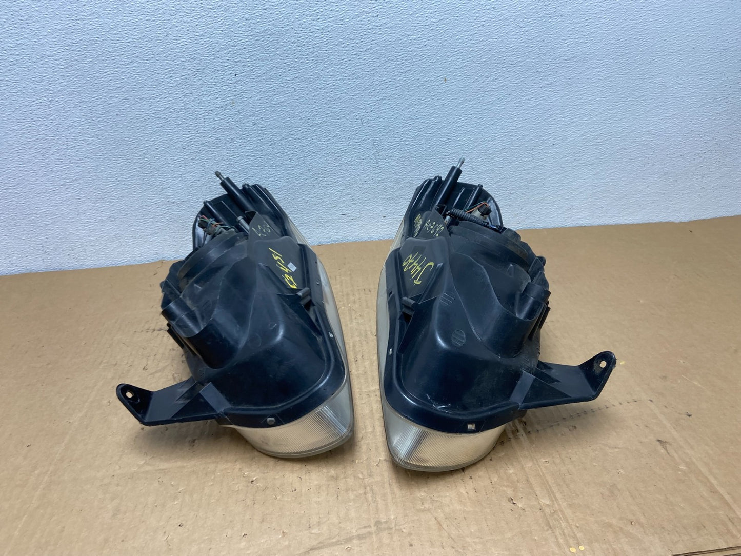 2000 to 2001 Nissan Maxima Left+Right Side Set Halogen Headlights AC7692 DG9