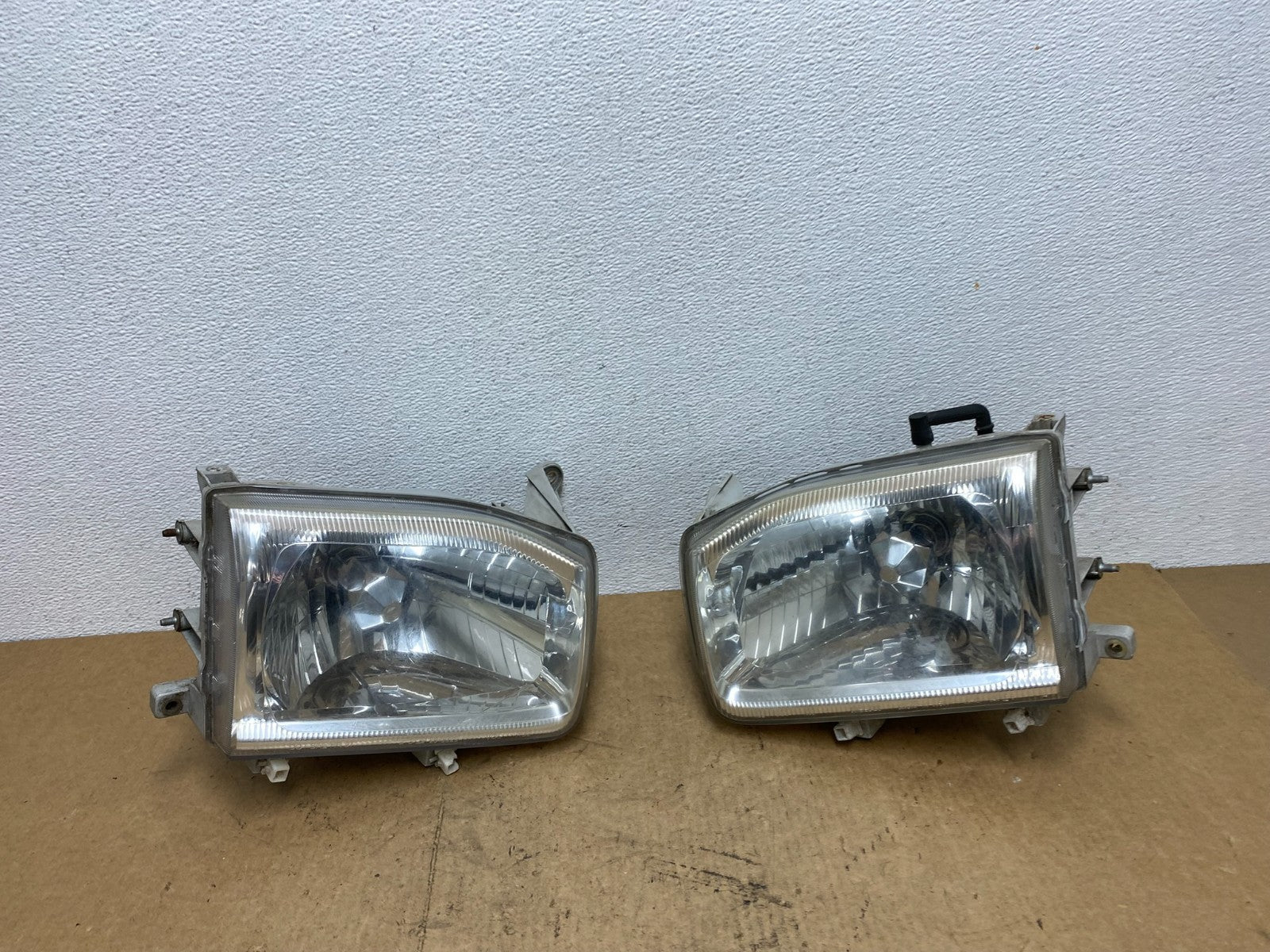 1999-2004 Nissan Pathfinder Left+Right Side Set Halogen Headlights AC3323 DW0