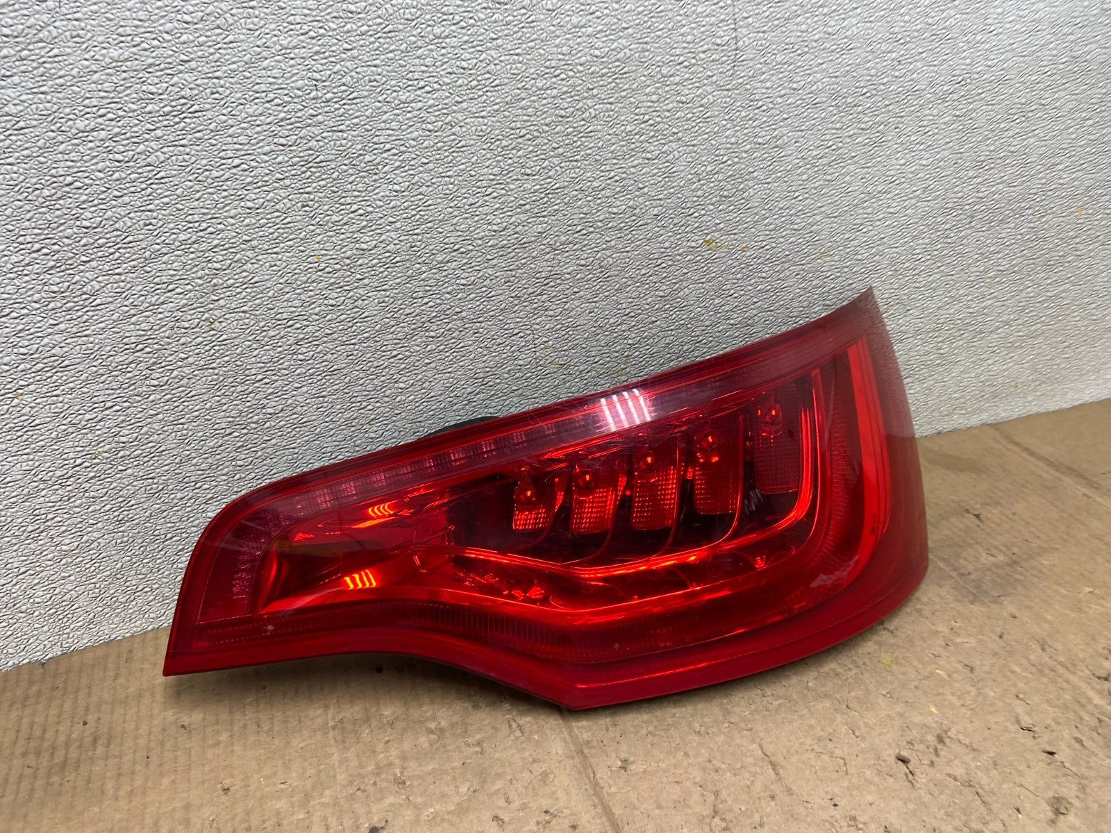 2010 - 2015 Audi Q7 Right Passenger Side Tail Light AA7022 LK2
