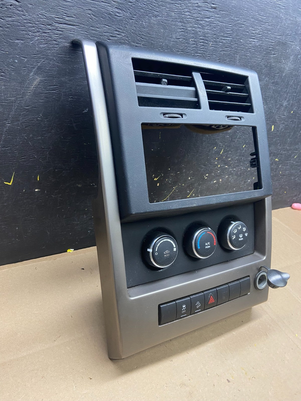 2008 to 2012 Jeep Liberty Dash Climate Temperature Control Radio Bezel t9165 DG1