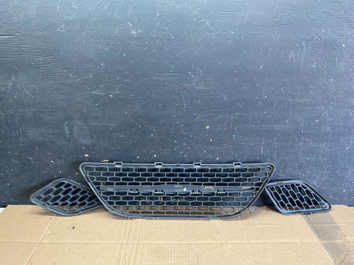 2005 to 2009 Saab 9-7x Front Upper LH Center RH Set Grille Grill OEM Q0504 DG4