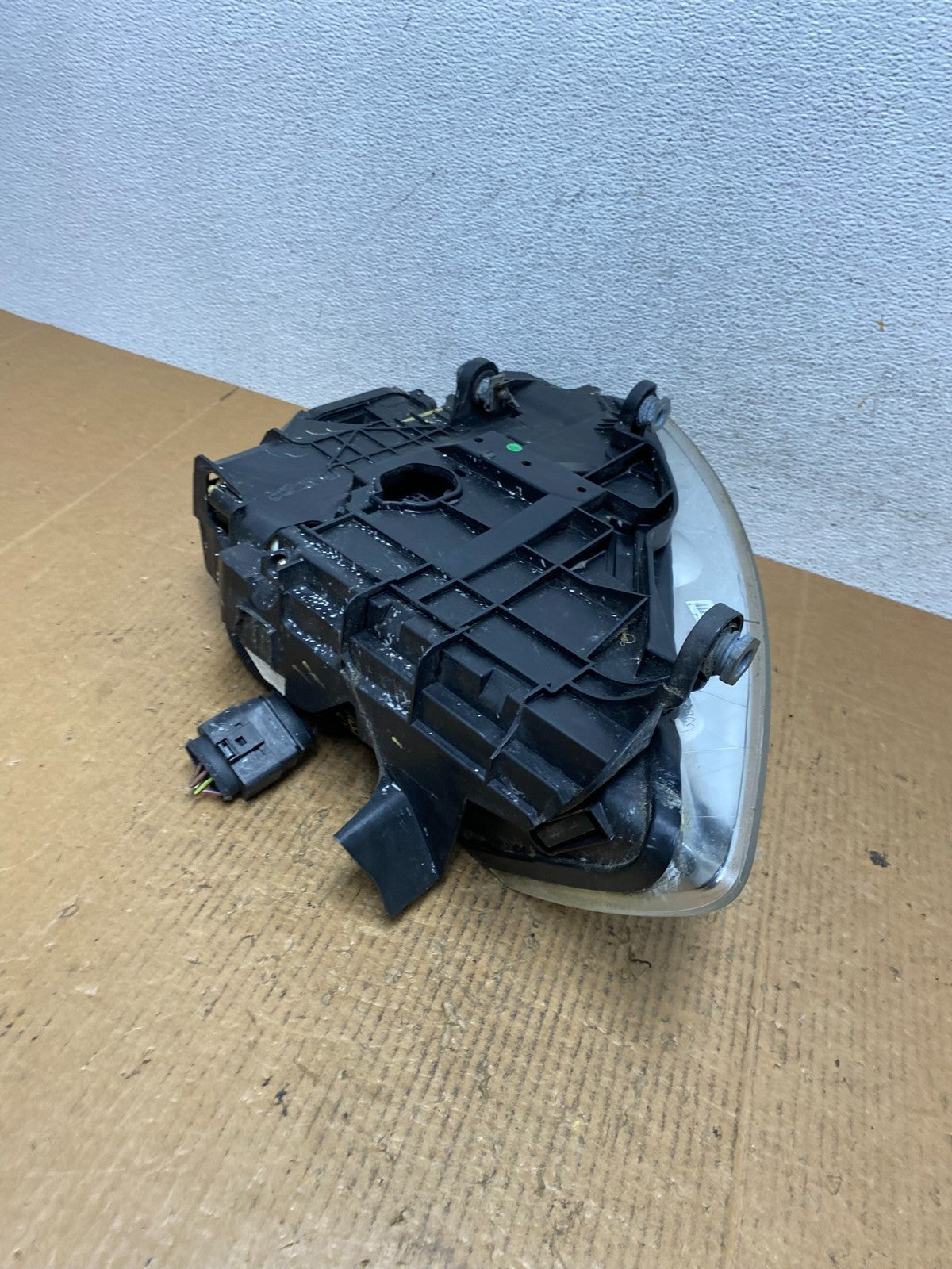 2004 to 2007 Volkswagen Touareg Right Passenger Halogen Headlight AE2785 DW9