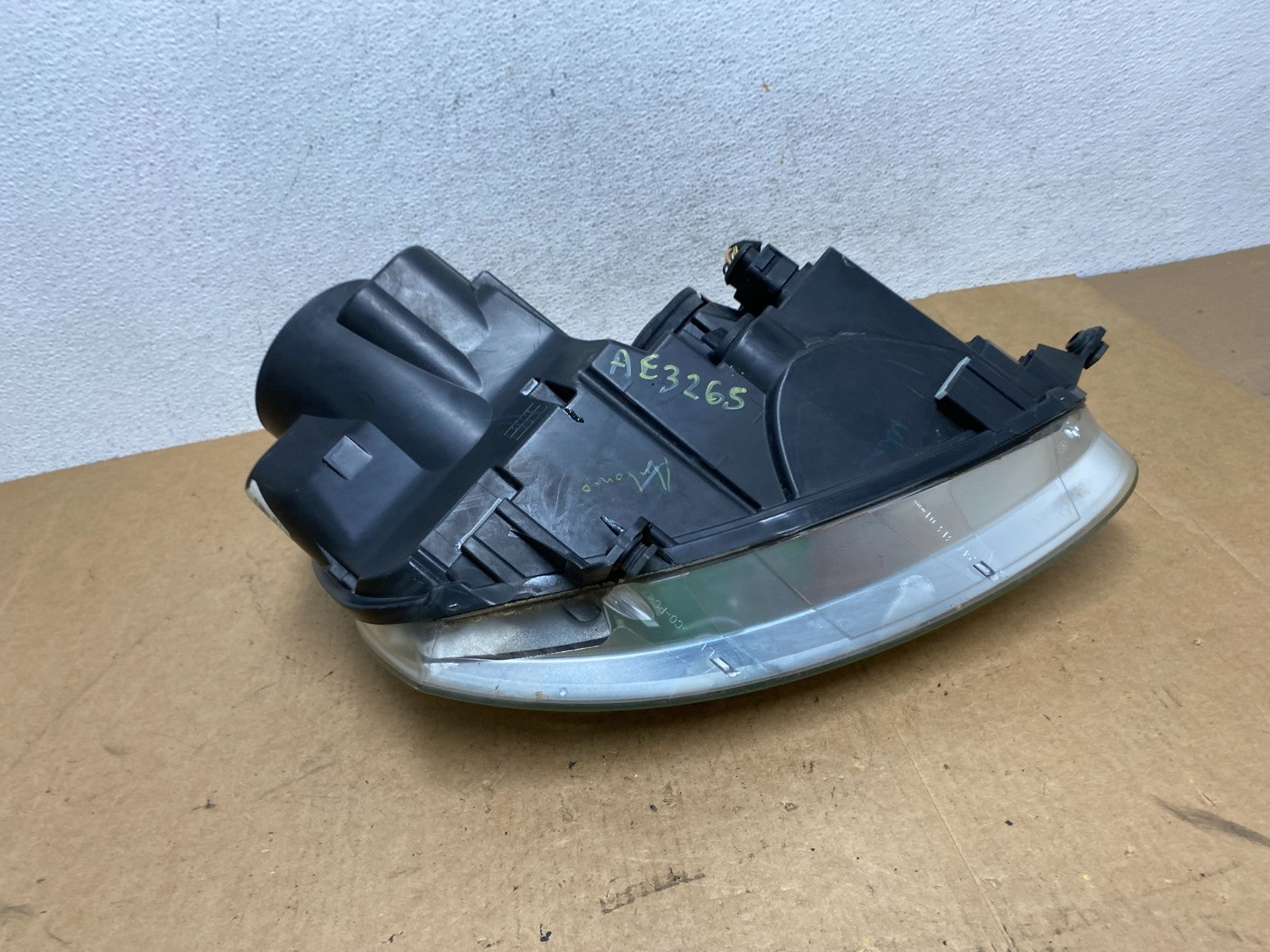 2005 to 2010 Volkswagen Jetta Left Driver LH Side Headlight Halogen AE3265 DW7