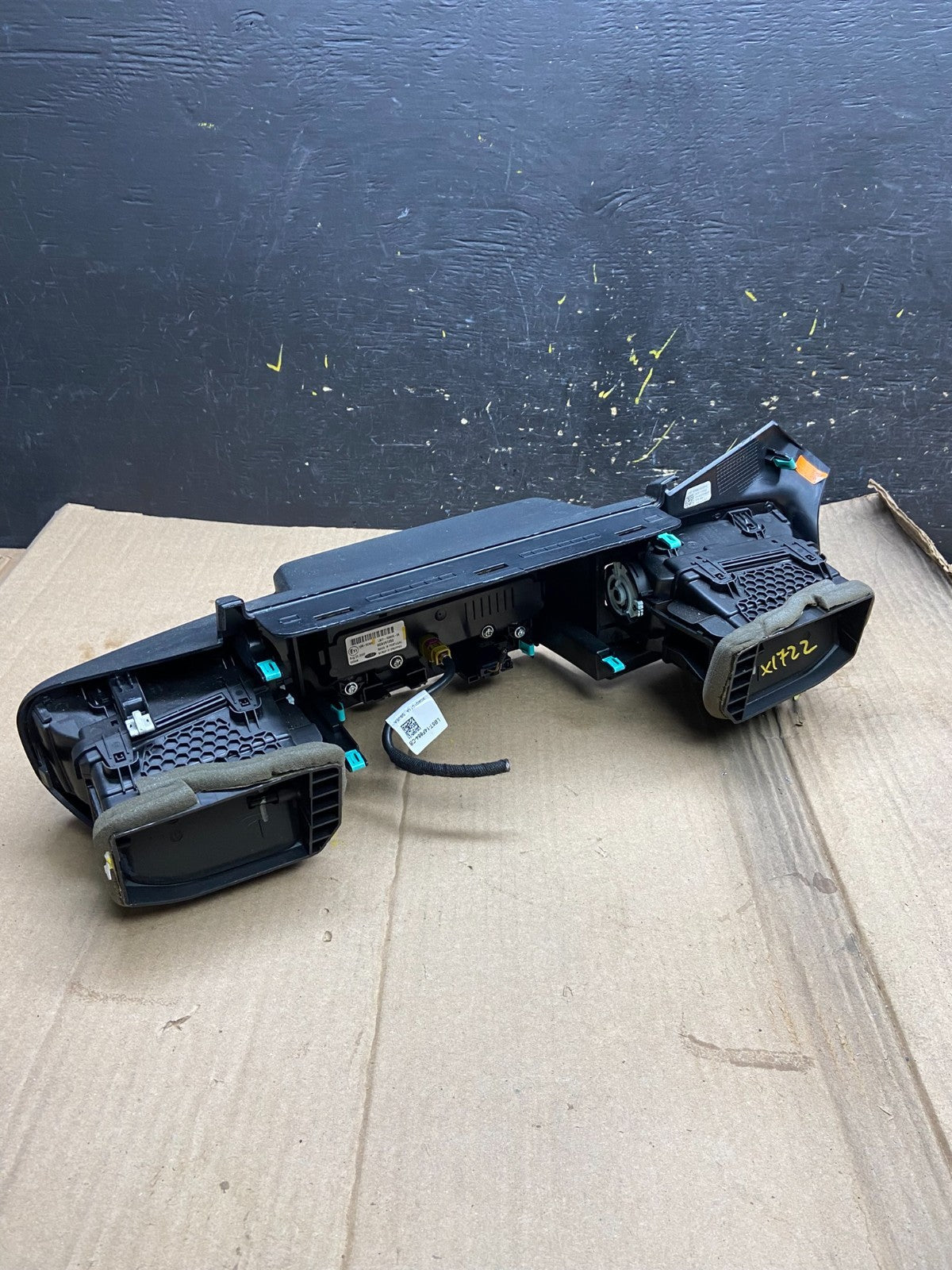 2020 to 2023 Ford  Explorer Console Radio Display Screen Air Vents Oem x1722 DG4