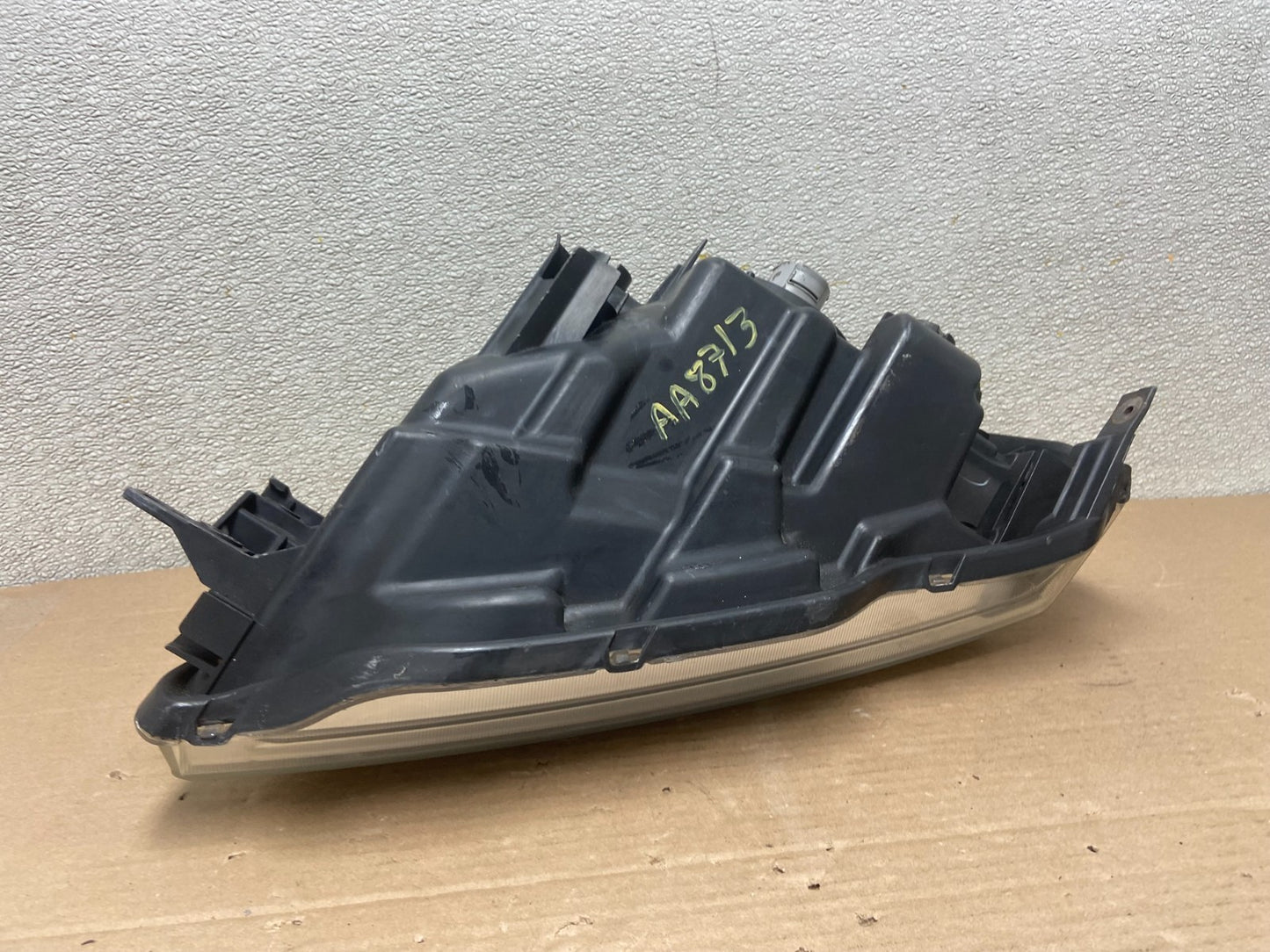 2004 - 2011 Mitsubishi Endeavor Headlight Right Passenger Rh Side Oem AA8713 DW7