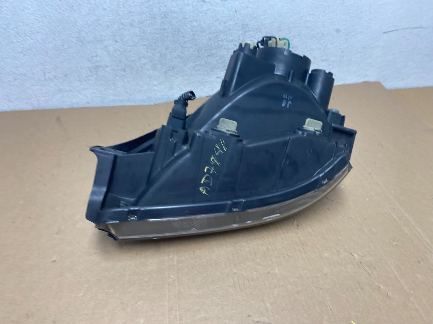 2005 to 2008 Hyundai Tucson Right Passenger Side Headlight AD7941 DW8