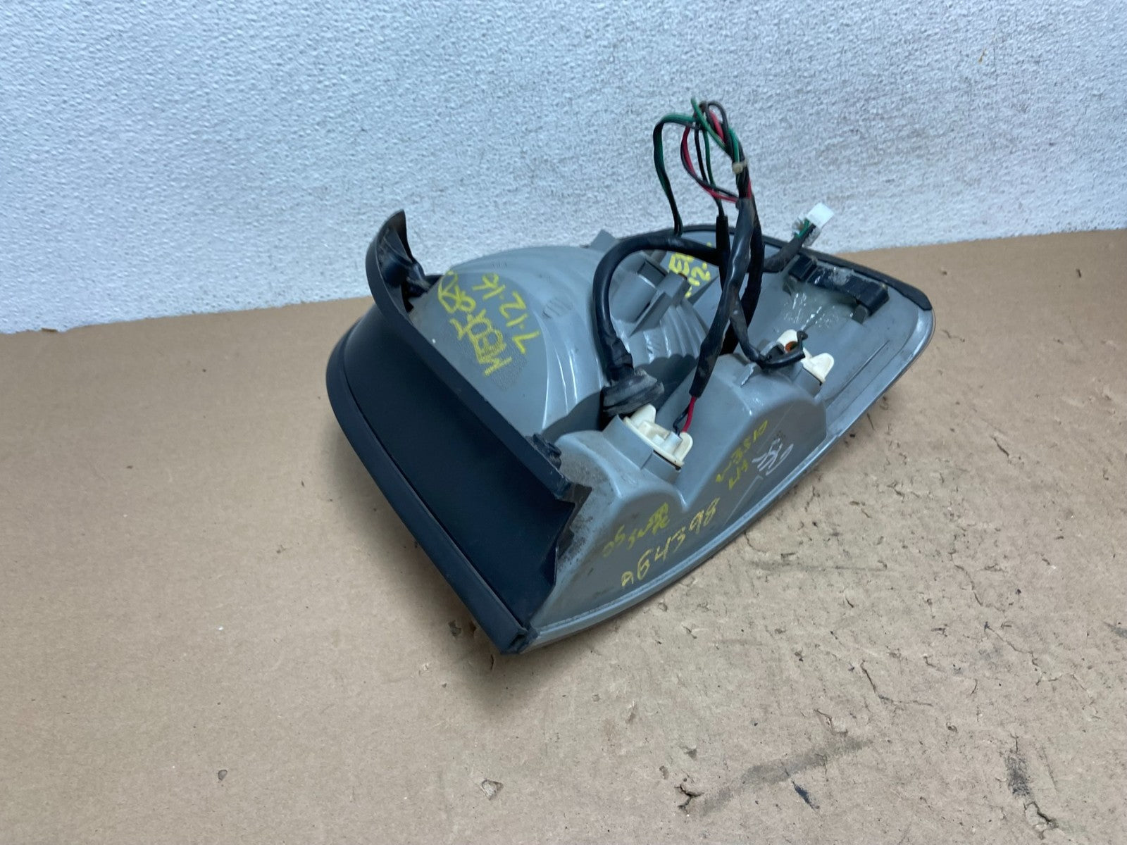 2005 to 2006 Hyundai Santa Fe Left Driver Side Tail Light AG43984