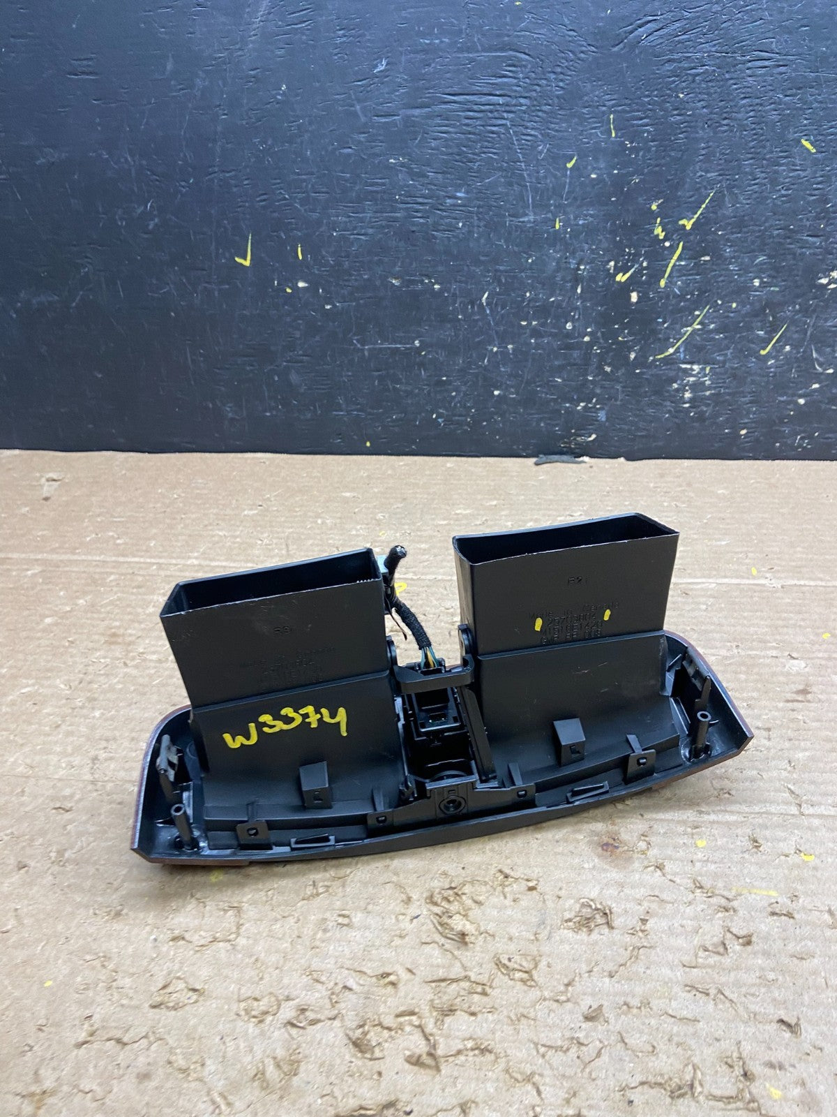 2004 to 2009 Cadillac SRX Front Center Dash A/C Air Vent w3374 DG5