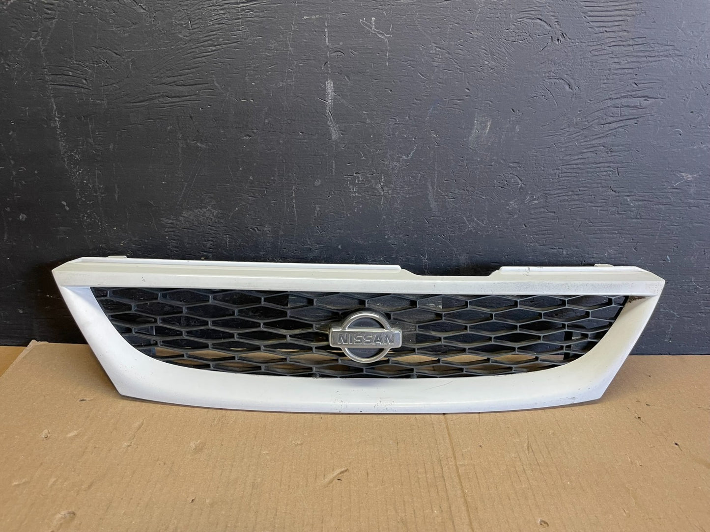 1998 to 1999 Nissan Sentra Front Grille Grill 623108B725 AB78670