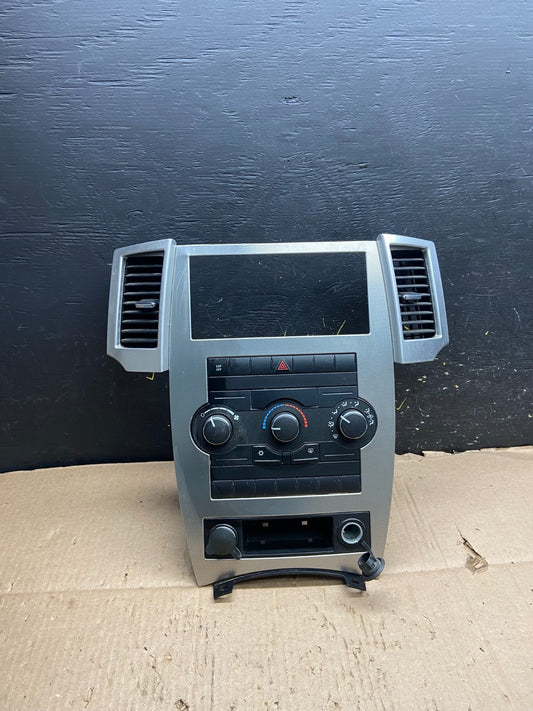 2008 2009 2010 Jeep Commander Grand Cherokee A/C Climate Control Bezel Y5365 DG0