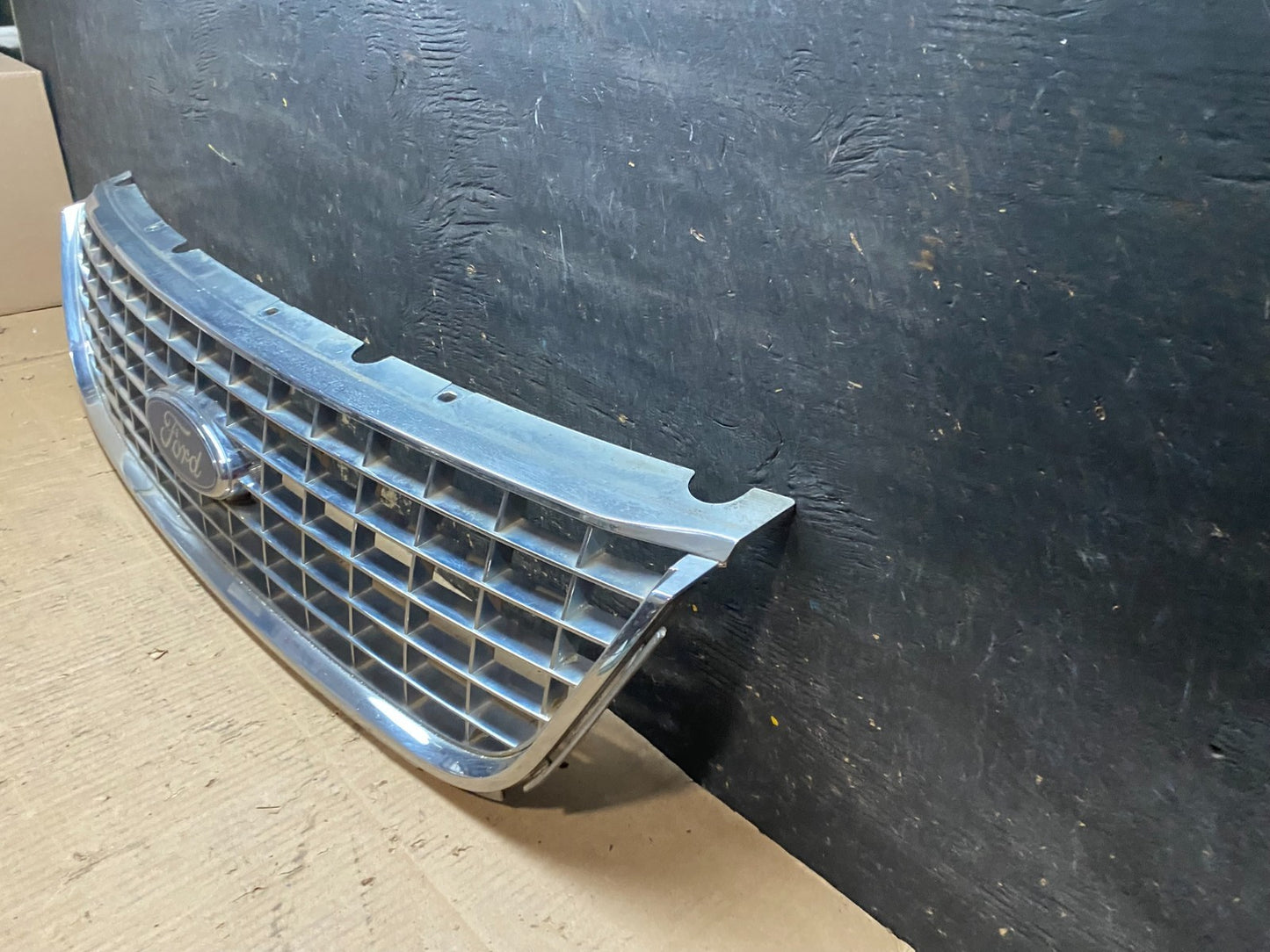 2004 to 2007 Ford Freestar Front Grill Grille 3F23-17K945 U6387 DG1