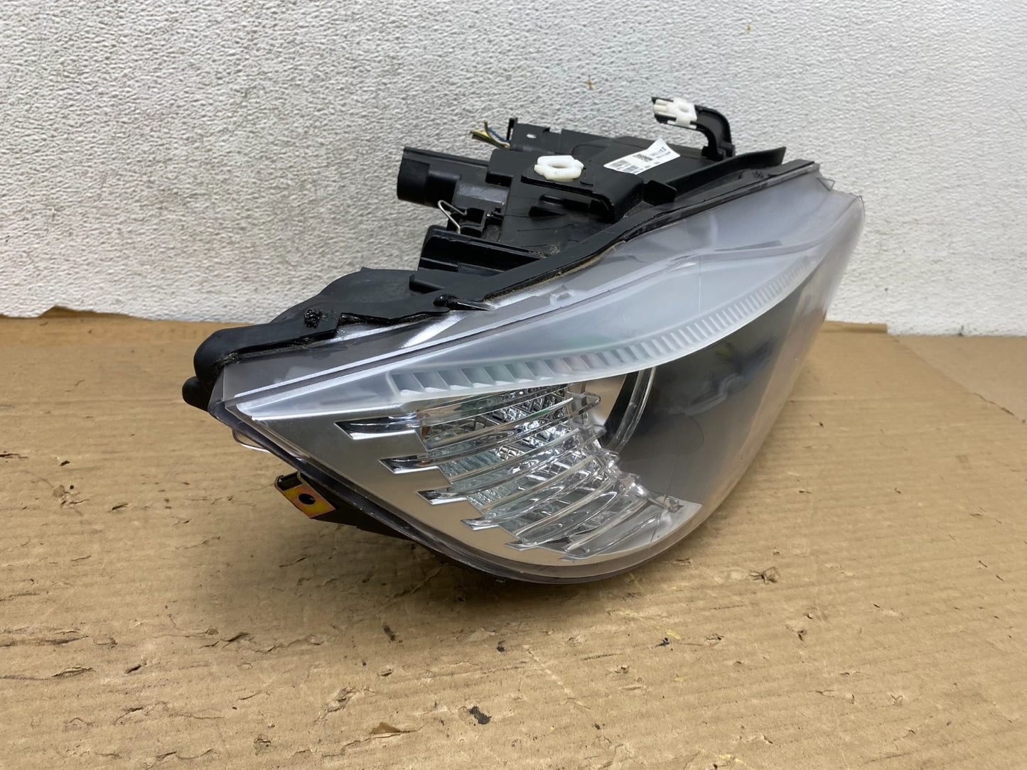 2009-2011 BMW 3 Series 328i 4/D Sedan Headlight Halogen Right Passenger AG83212