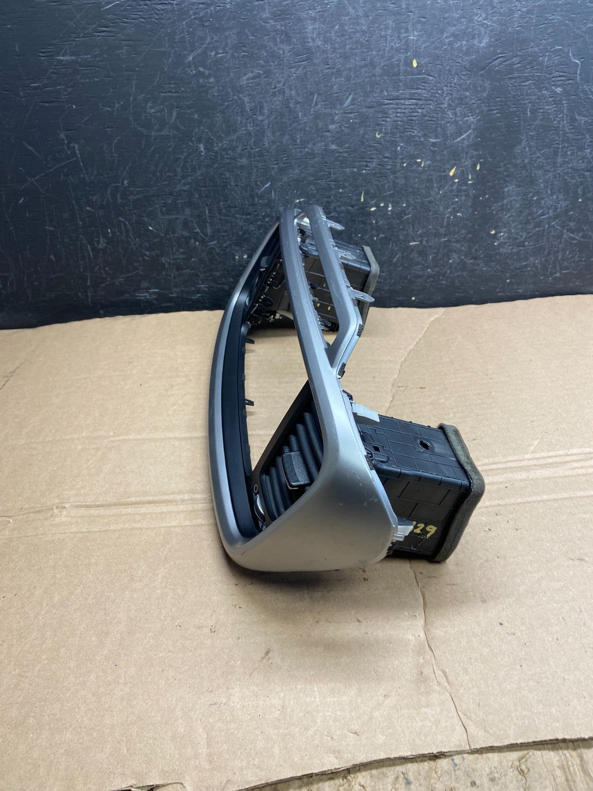 2016 - 2018 Kia Sorento Center Console Radio Air Vent Bezel Trim af1829 DG2
