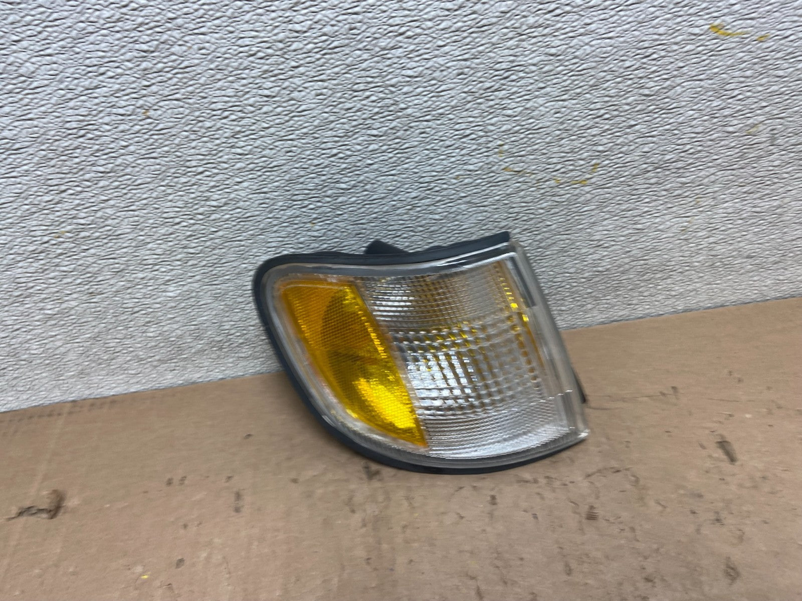 2002 Kia Sportage Right Passenger Side Headlight Turn Signal Y3022 PS0