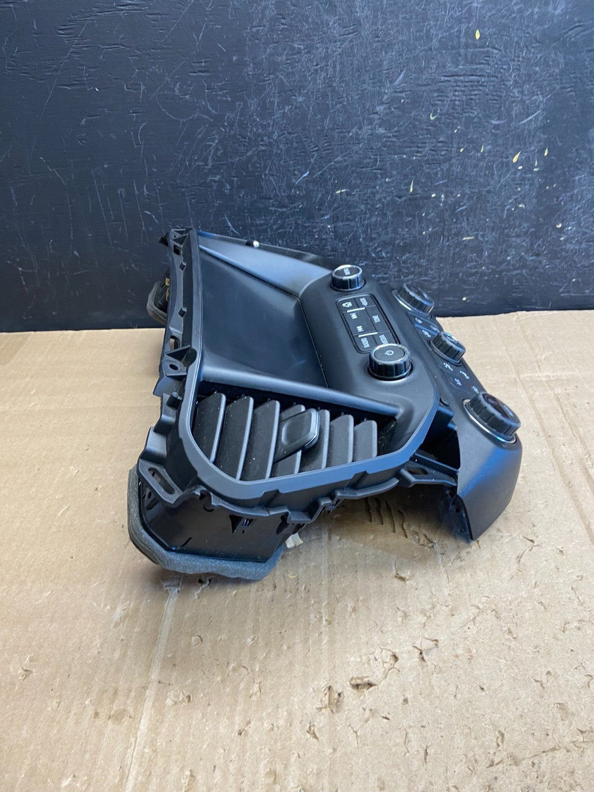 2018 2019 GMC Acadia Radio Display Screen Climate Control Air Vent AE1856 DG1