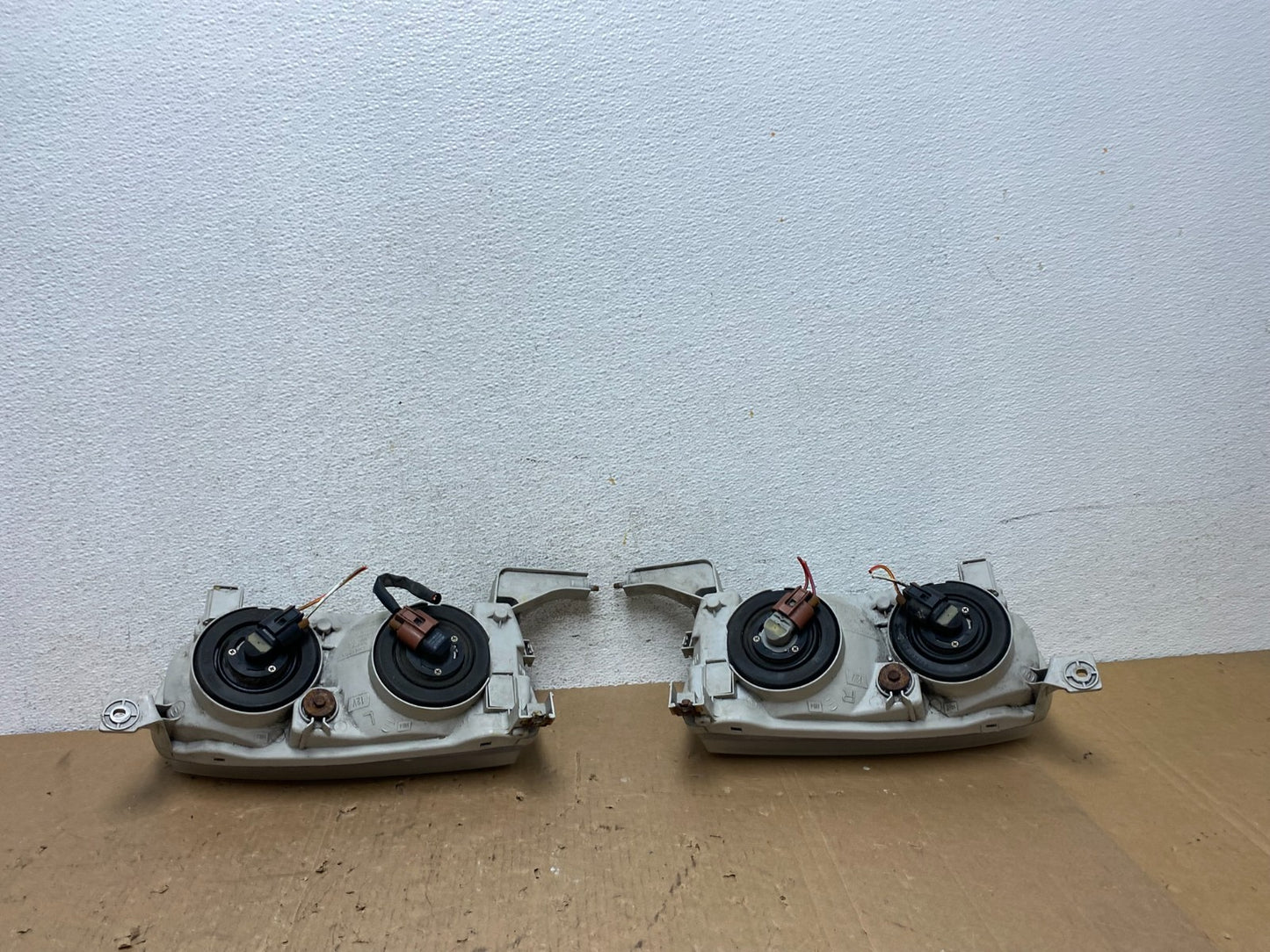 2001-2002 Toyota Corolla Left+Right Side Halogen Headlights AD8175 DW7