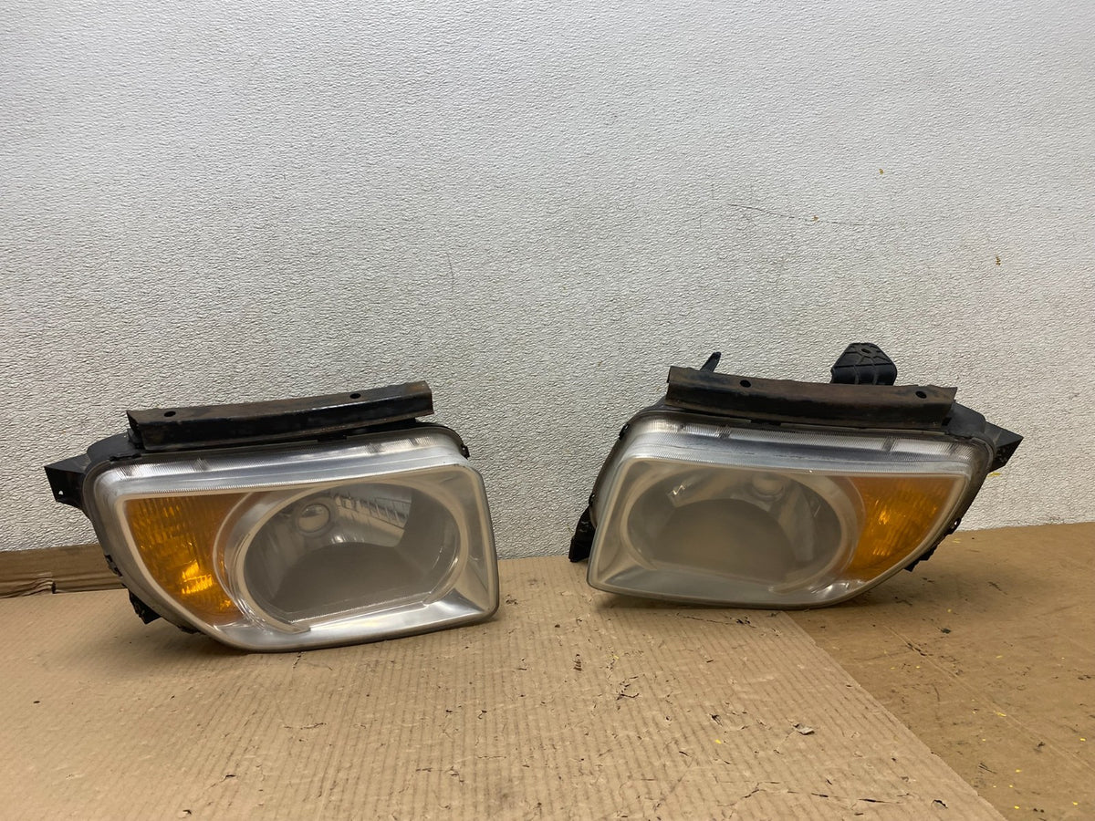 2003 to 2006 Honda Element Left+Right Side Headlights U2699 DW0
