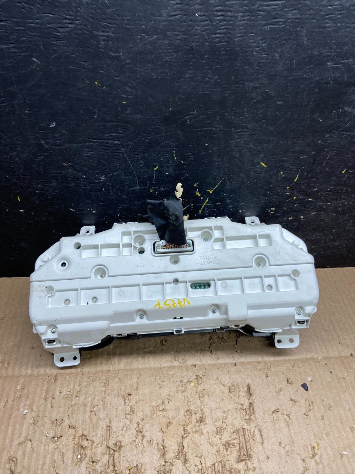 2004 2005 Toyota Sienna Speedometer Cluster Gauge V7757 DG4