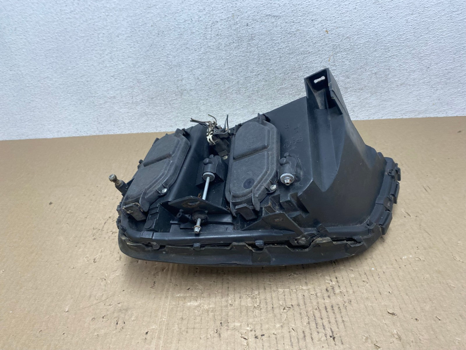 2000 to 2005 Cadillac Deville Right Passenger RH Side Headlight AE7132 LK6