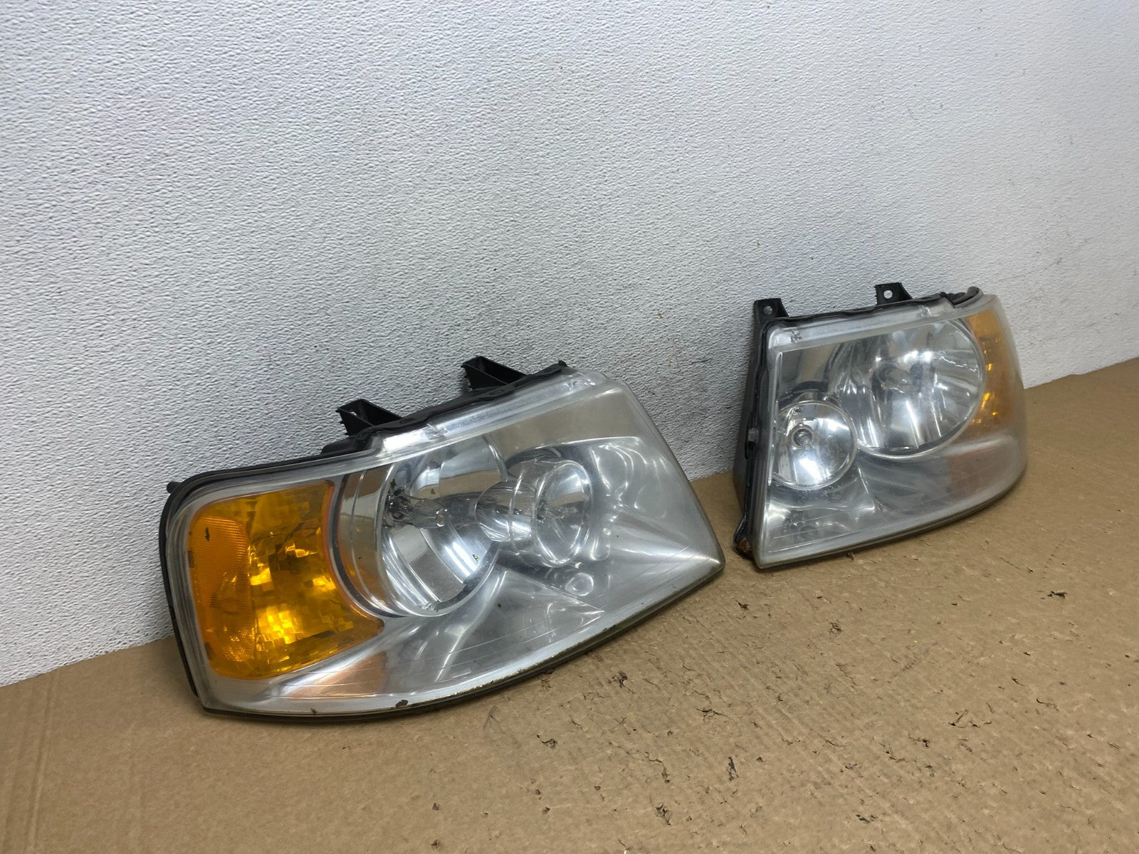 2003 - 2006 Ford Expedition Left+Right Side Headlights Halogen AF8140 DW2