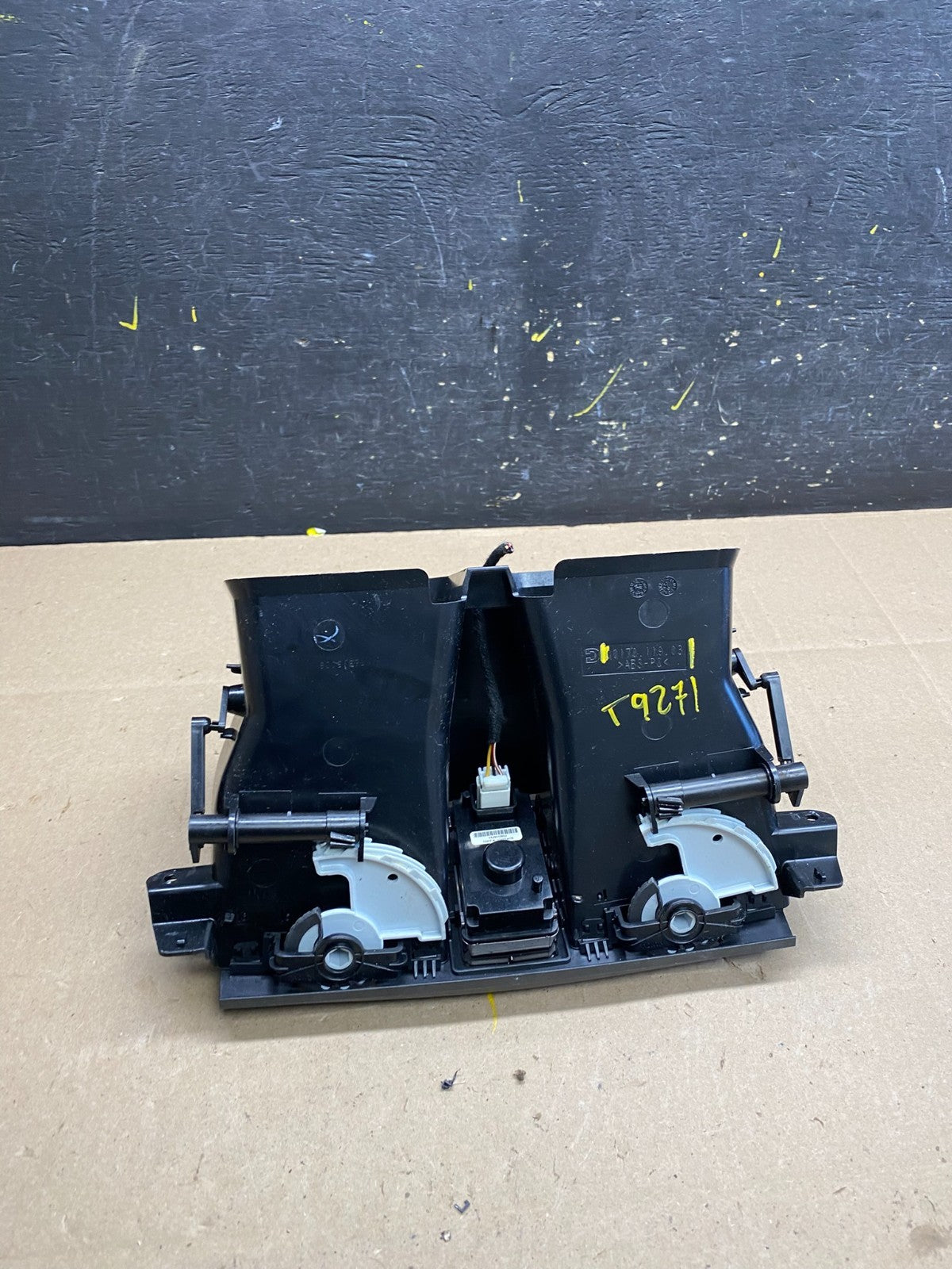 2007 to 2009 Cadillac SRX Front Center Dash Clock Air Vent t9271 DG4