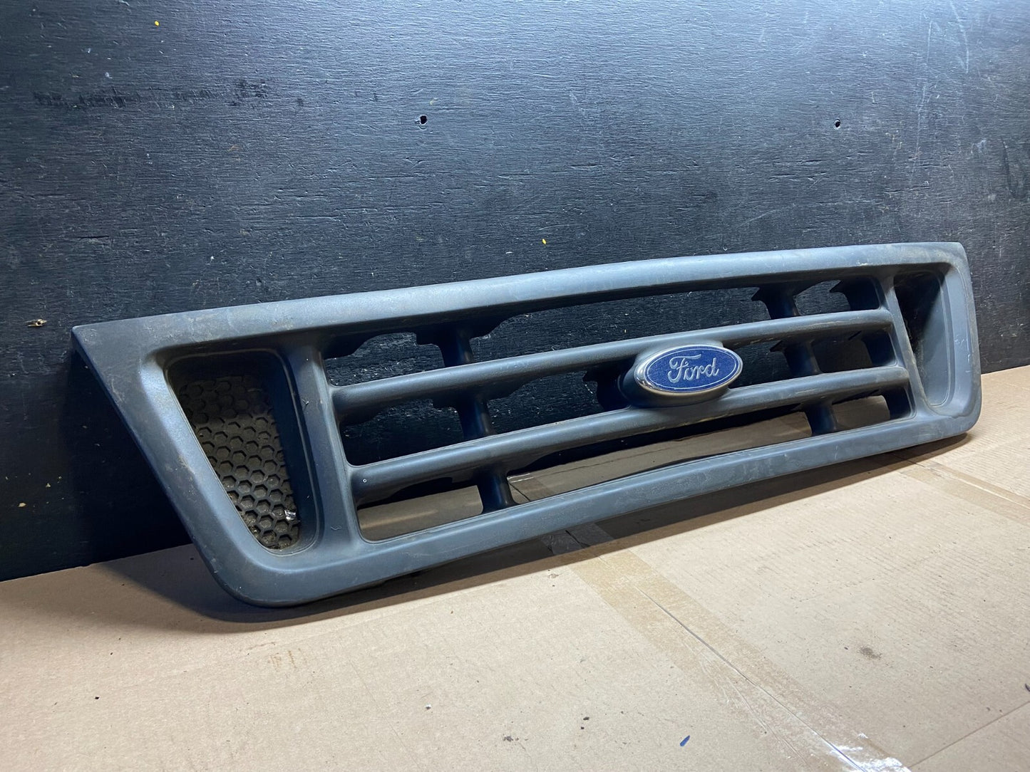 2003 to 2007 Ford Econoline E150 E250 E350 Front Grille Grille C8493 OEM DG11